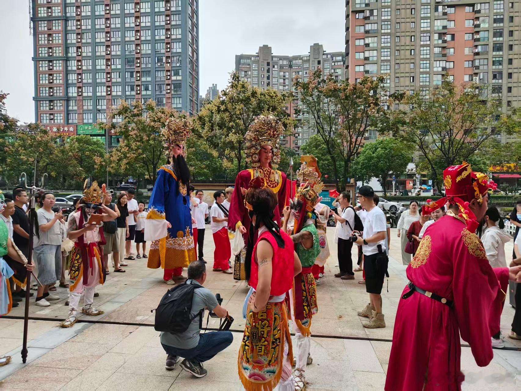 在宁波商场被福建游神帅到了 国庆在宁波商场，被福建游神帅到失语！鼓点一响，神明巡