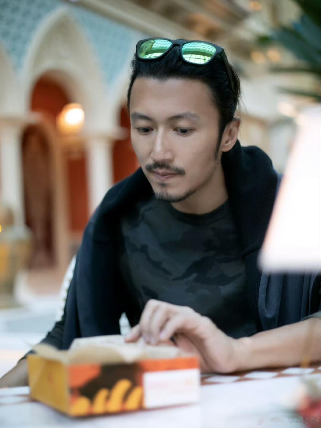 谢霆锋一进厨房就切换状态 离开镜头前的舞台，谢霆锋一进到厨房，状态立马切换。经常