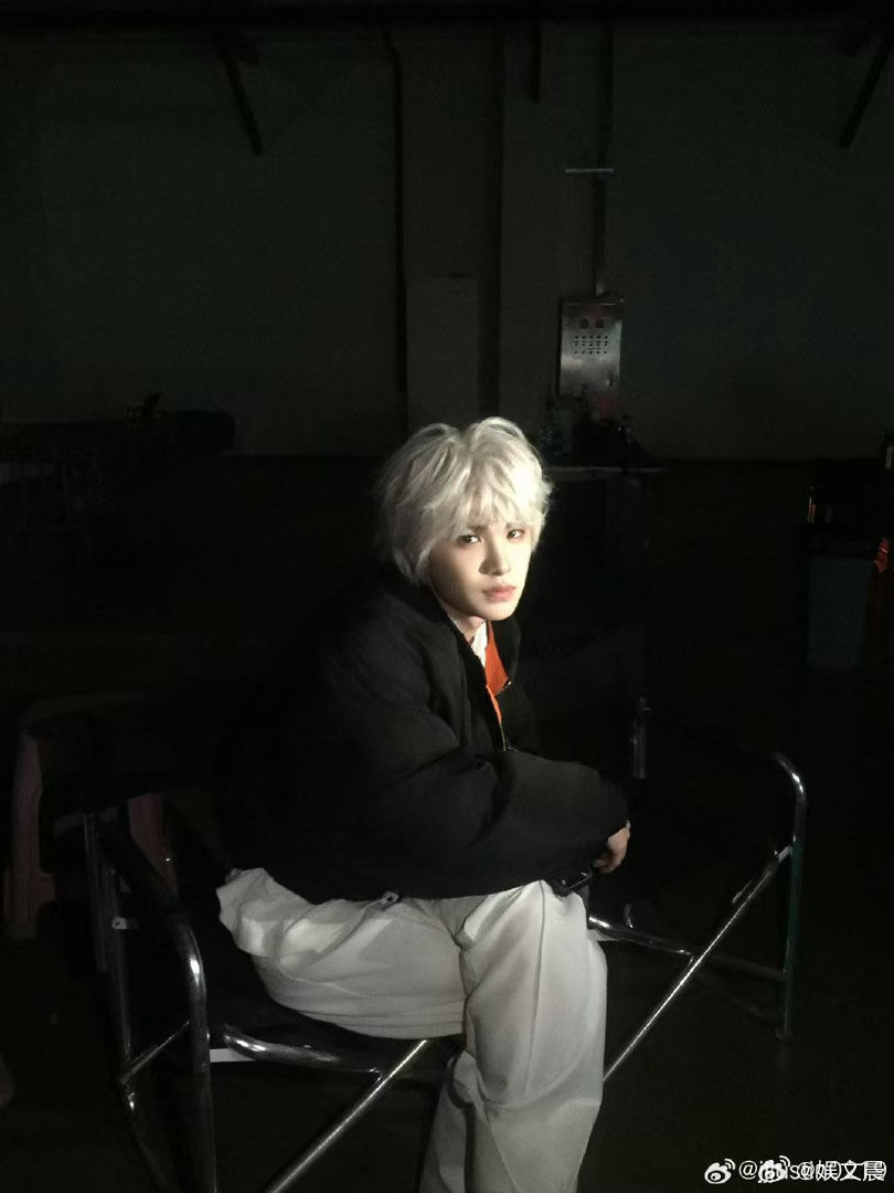 马思纯白客给黄明昊唱偶练主题曲我的妈耶路演现场真的太好哭了，马思纯白客稳稳唱完e