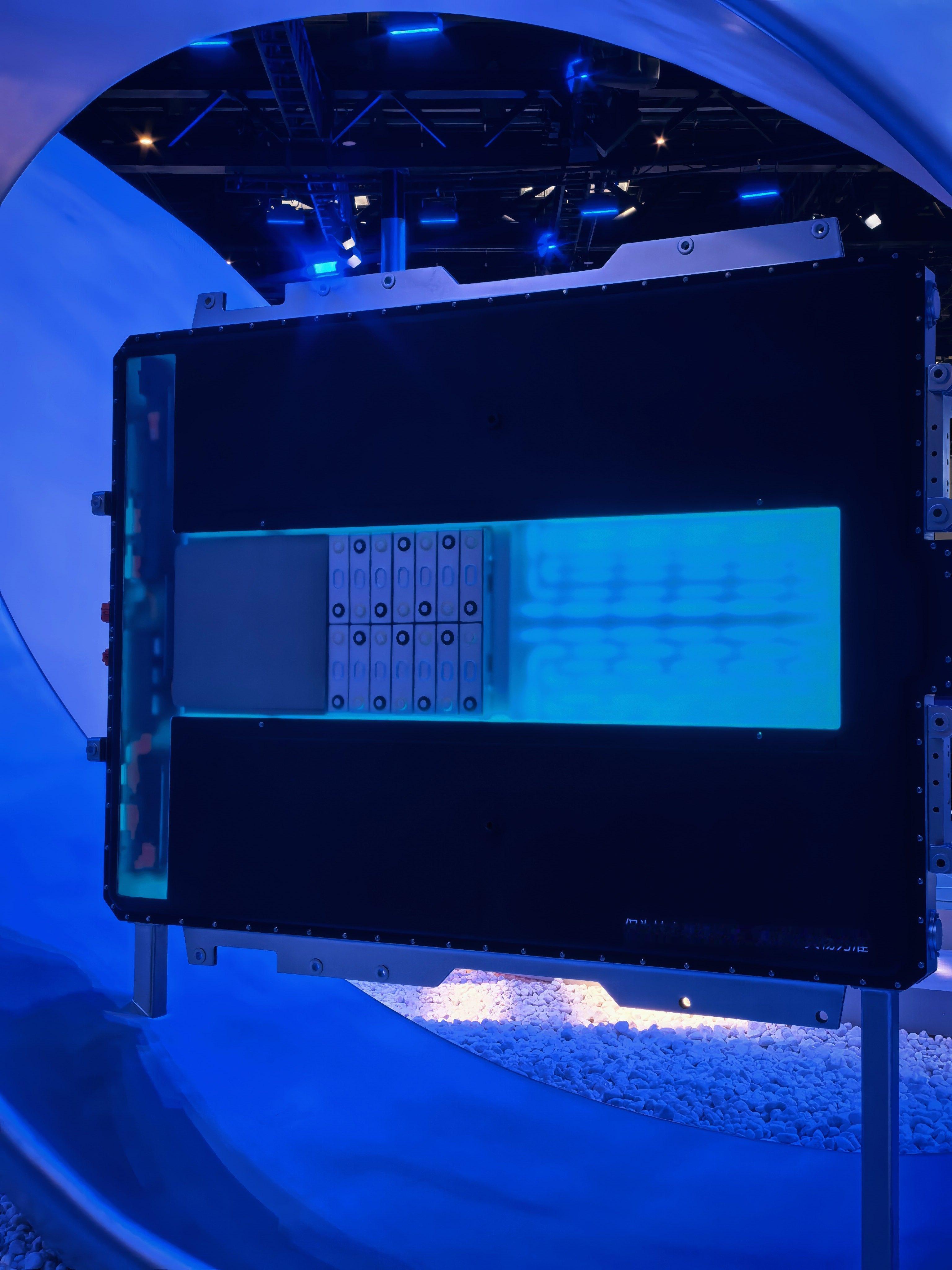 鸿蒙智行是真的成了，这次是一个一眼望不到边的展台。重点看了看它的电池展台，展示了