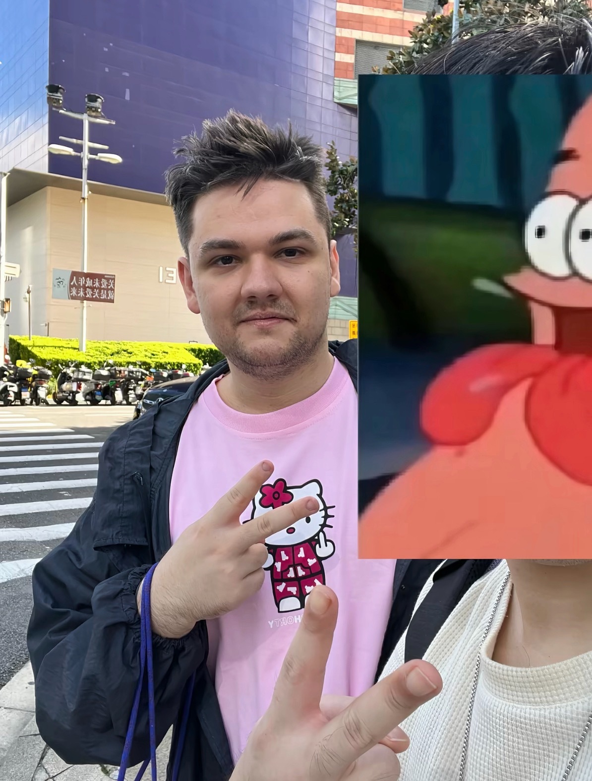 有老哥昨天在上海商场抓到YY和rueYY竟然穿粉色hello KittyTI20