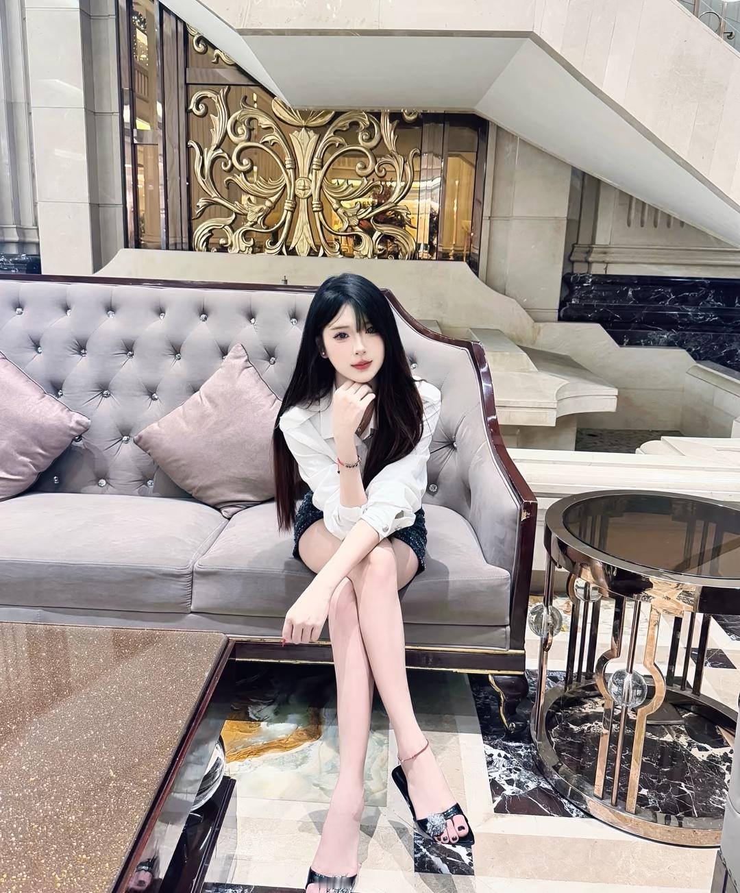 优雅少女在奢华酒店大堂，黑白配穿搭，尽显时尚魅力。