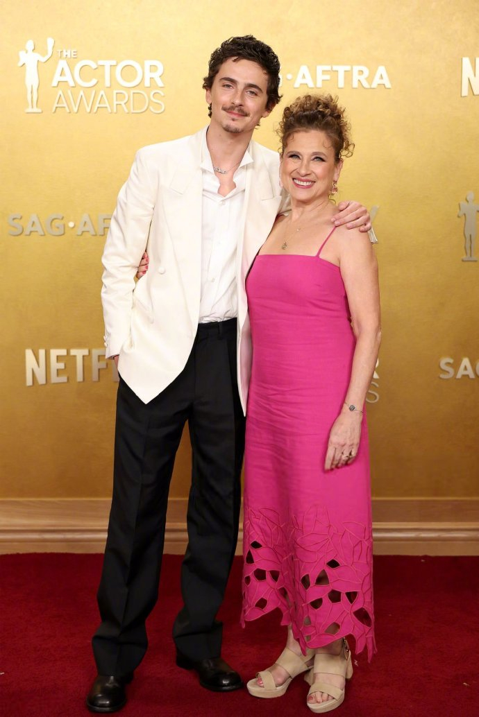 甜茶和妈妈走红毯 甜茶和妈妈一起亮相演员奖红毯。 