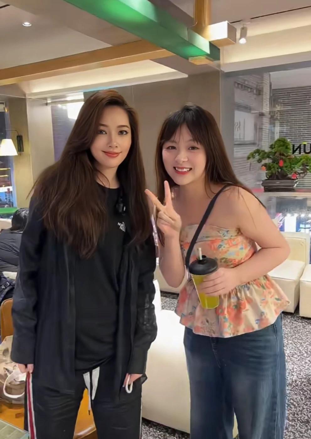 网友偶遇郭碧婷
小姐姐已经算素人里很漂亮的啦
但是明星真的比例接近漫画里的人
郭