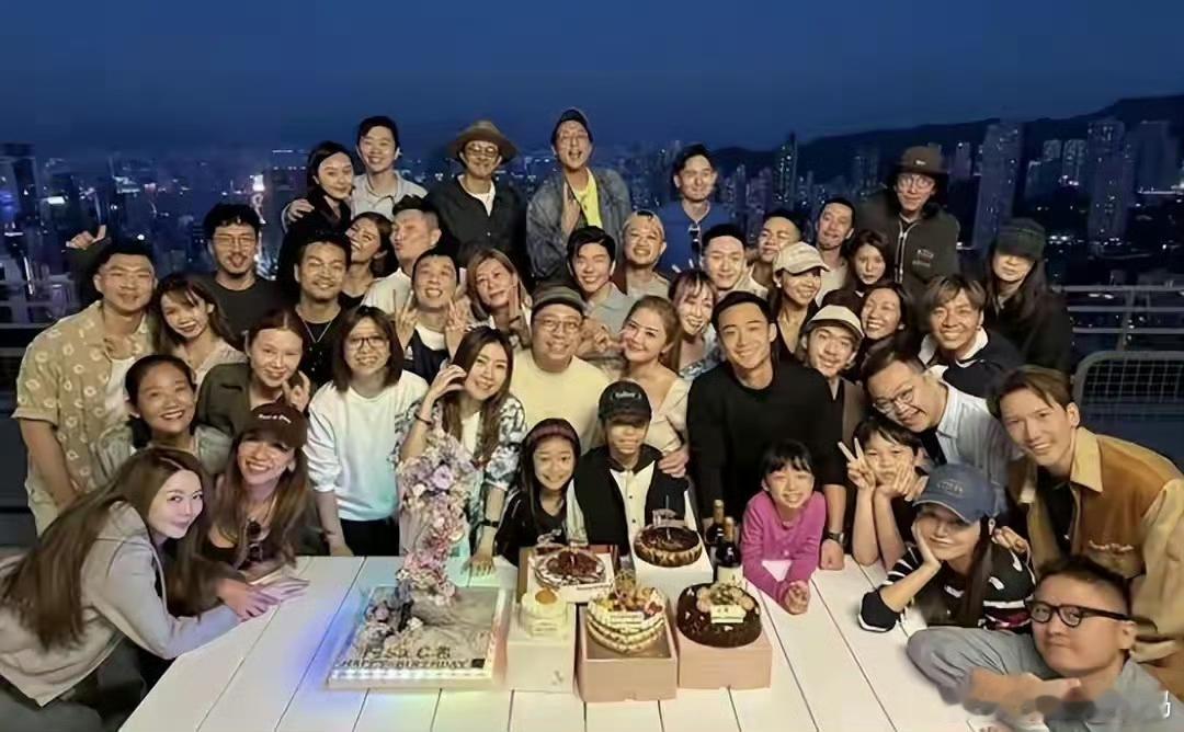 43岁阿Sa官宣新恋情，男方是健身教练比她小9岁，多张恩爱照曝光！ ​​​