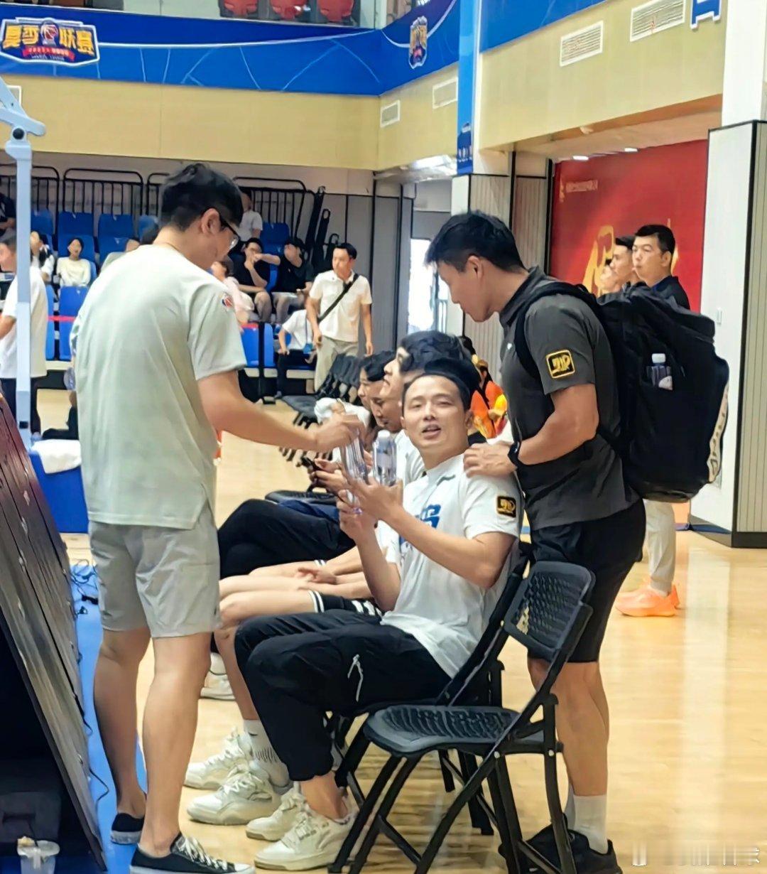 26岁后卫王奕博现身青岛男篮替补席[傻眼]，看来他新赛季要离开浙江去追随恩师了，