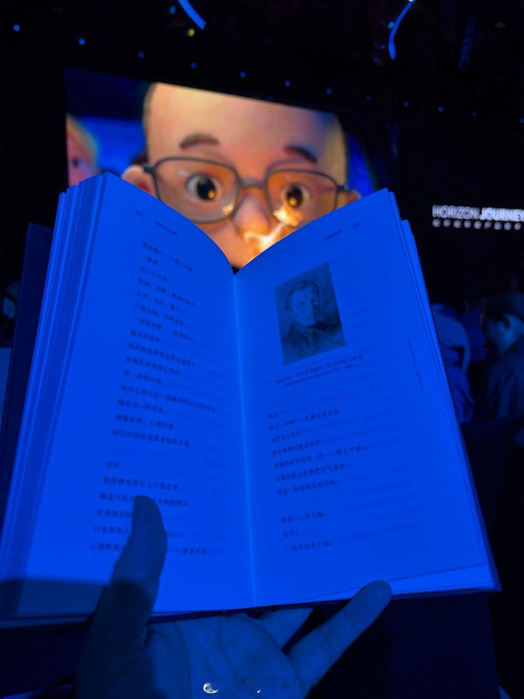 技术型企业的伴手礼都比较不一样，有一本看起来很深奥的书，需要静下心来慢慢研读。回