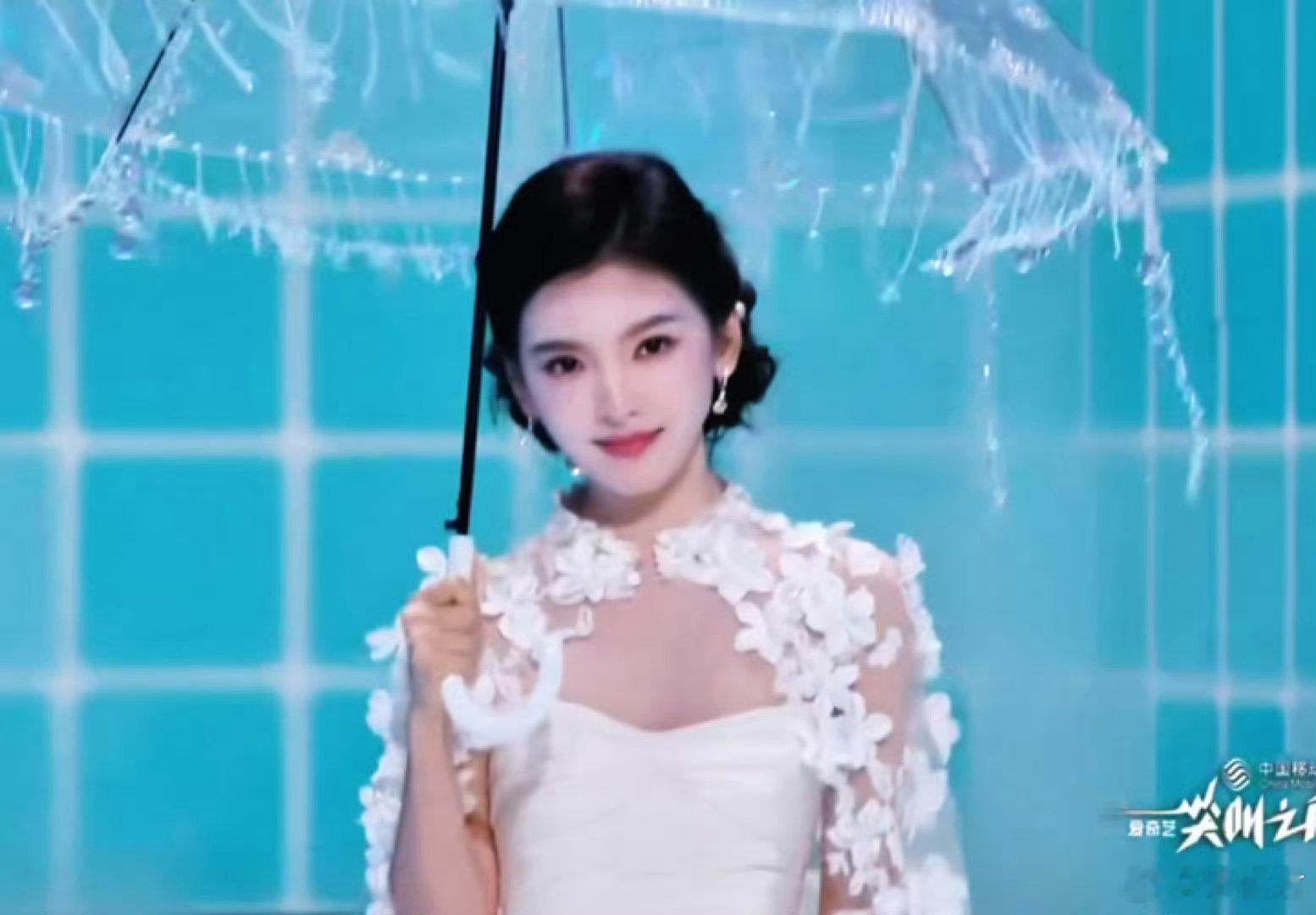 章若楠花的嫁纱章若楠穿婚纱走红毯 章若楠美神降临了！！白裙➕白纱拖尾！！上面还有