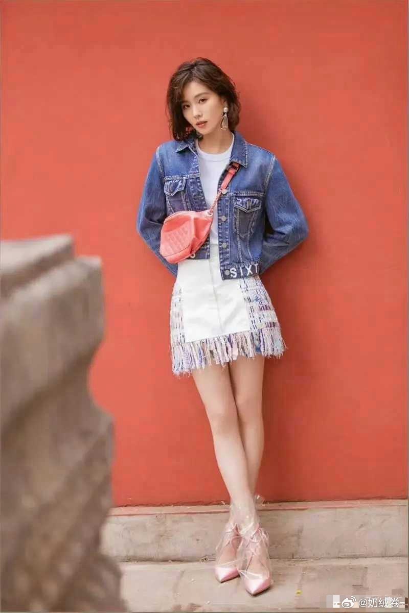 刘诗诗，脚上为什么要套个塑料袋呢是为了防止鞋子弄脏吗… 