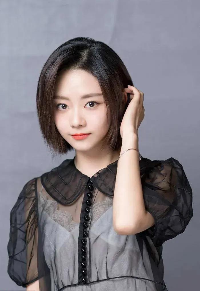 谭松韵这张照片好清新，自然，甜美，真让人羡慕。婉如一朵盛开的雪莲花！#娱乐# #