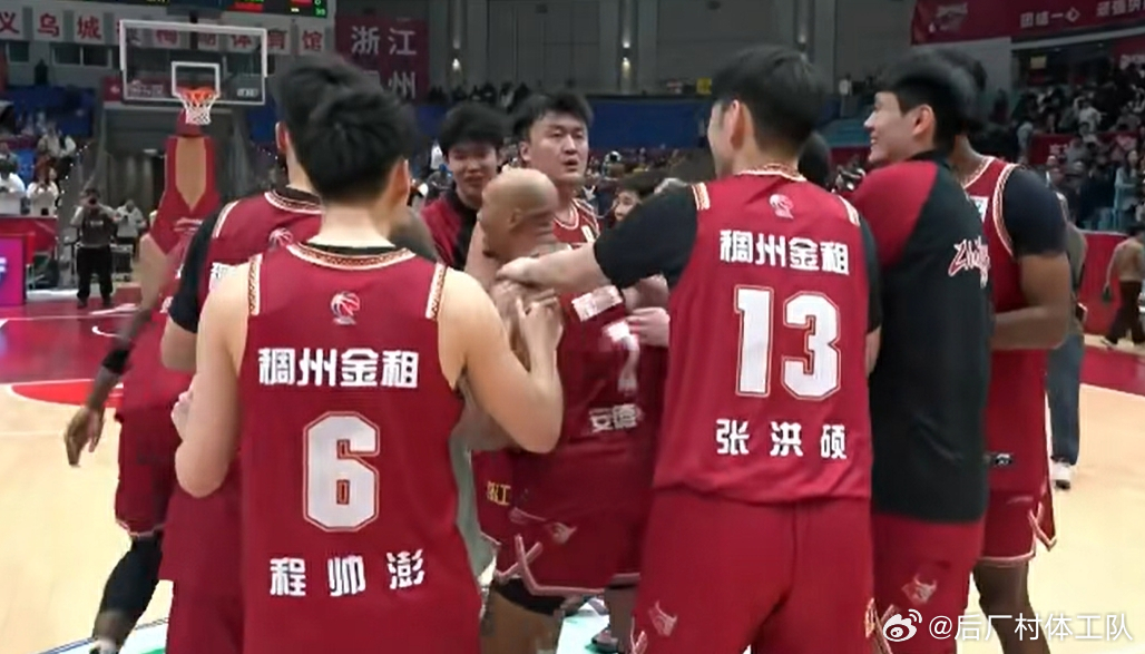 浙江男篮加时战胜广厦男篮 好激烈的一场浙江德比，10分钟一节的比赛，打到晚上十点