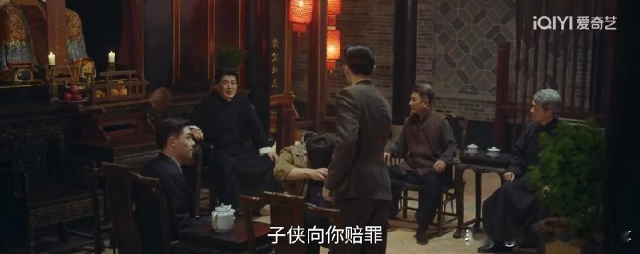 重看风与潮 第10集才发现细节有多绝！何贤去大濠帮横琴总堂时，三爷身旁的桌上供着