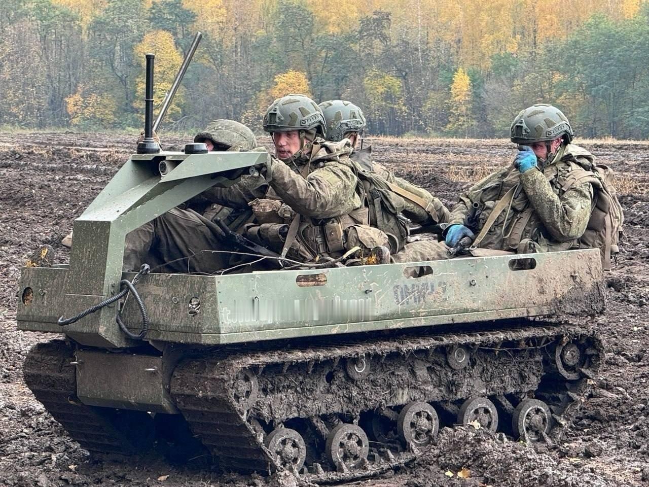 俄罗斯的“奥米奇-2”（Omich-2）无人地面车辆（UGV）。这是一款基于“信