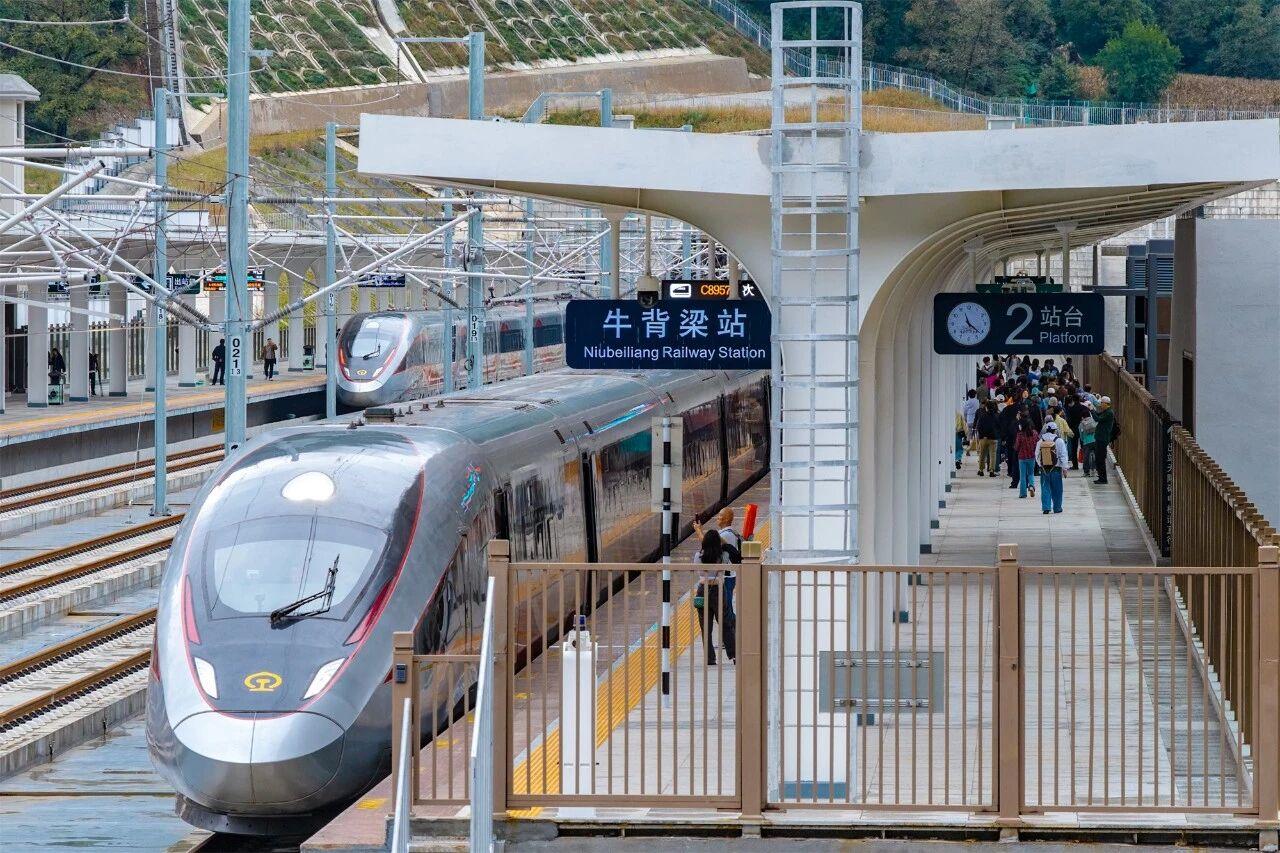 西康高铁开通运营“满月”成绩单出炉，累计运送旅客48.1万人次，日最高开行动车组