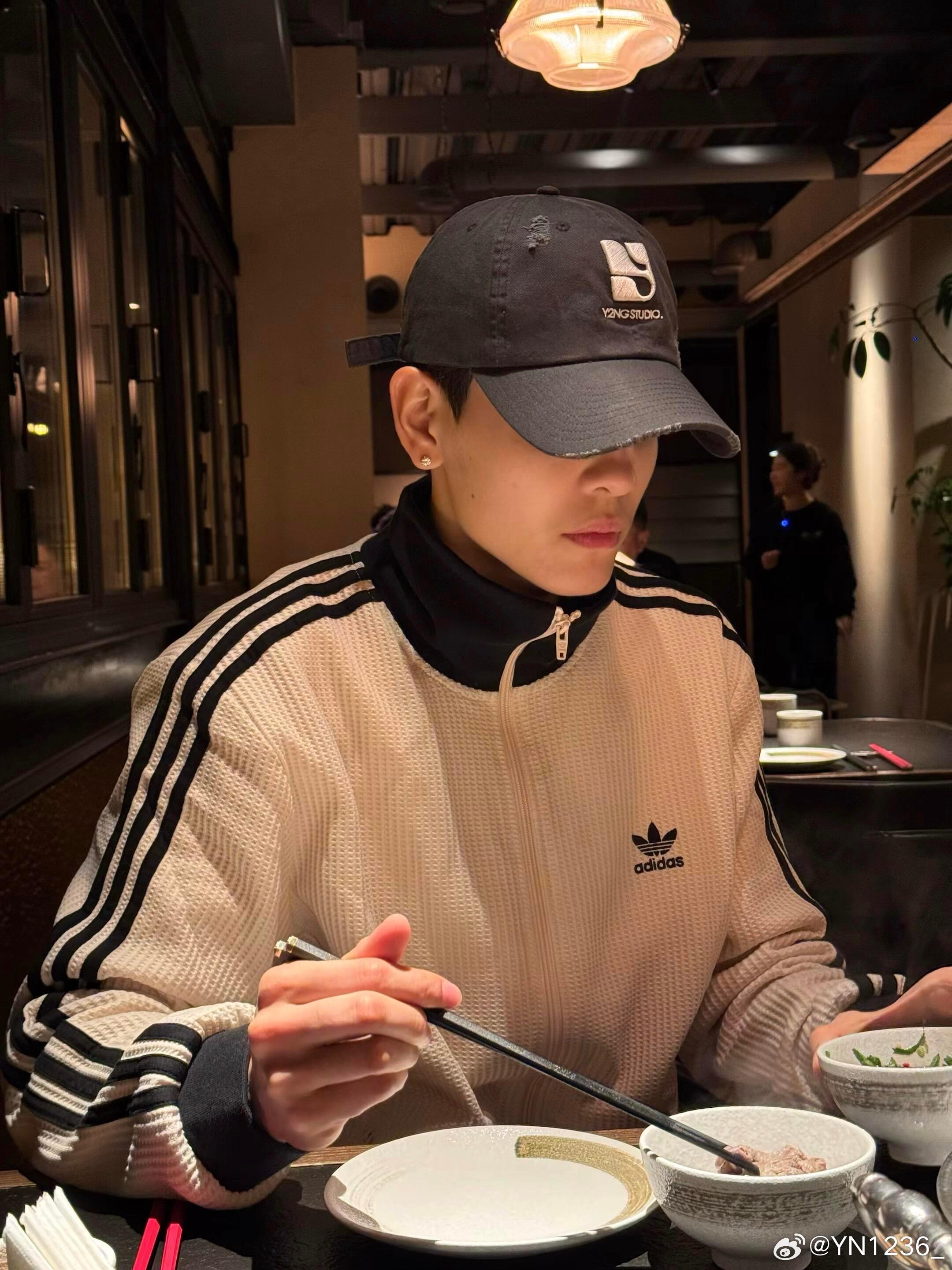 杨舒予杨舒予y2ng 20260327绝美下颚线图源:xhs 小Y充电宝 