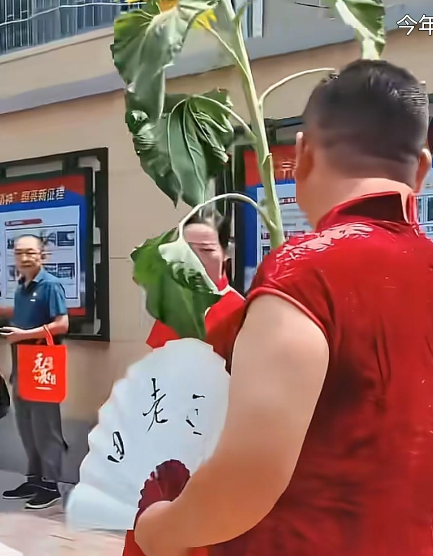 高考季旗袍爹成了显眼包了！
      每年高考这三天，应考的孩子们被高中三年的