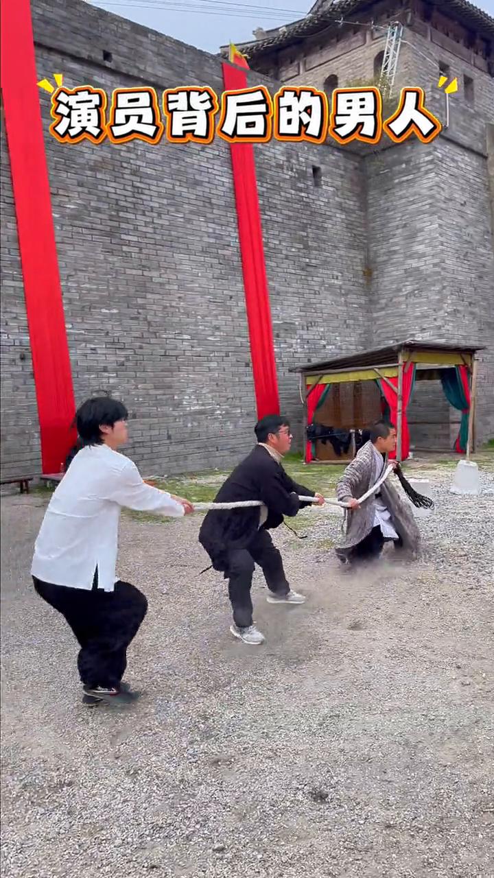 演员背后的男人。
狮王争霸，黄师傅帅气登场。象山影视城，黄师傅打得帅不帅全看他们