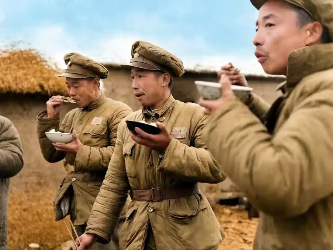 1948年，国民党第十三兵团的阵地上，几名士兵正在寒风中吃饭 