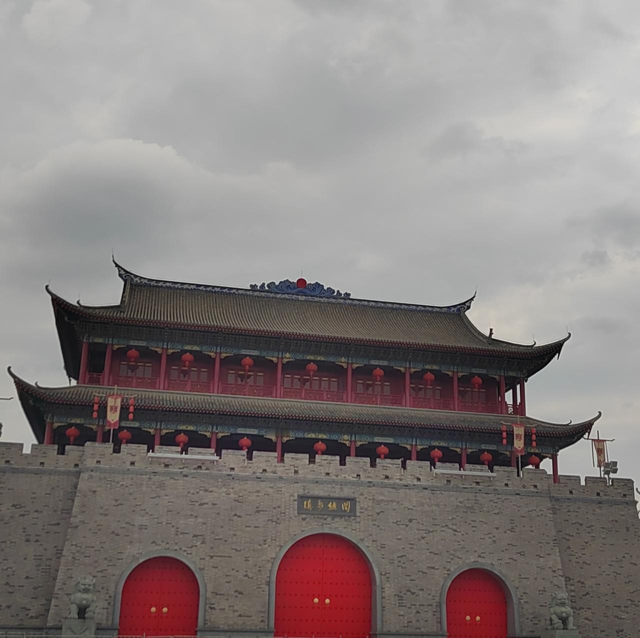 暮色将尽，老头一个。自迈过五十岁的坎儿，心有不甘，却也只能认栽。 
身体先是败下