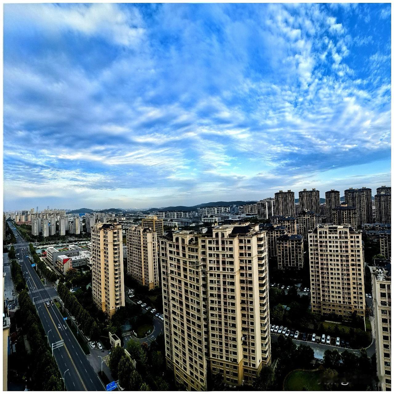#早起的天空很美# 风雨过后又见到了蓝天白云#雨后现晴天# 今天清晨的最高温度只