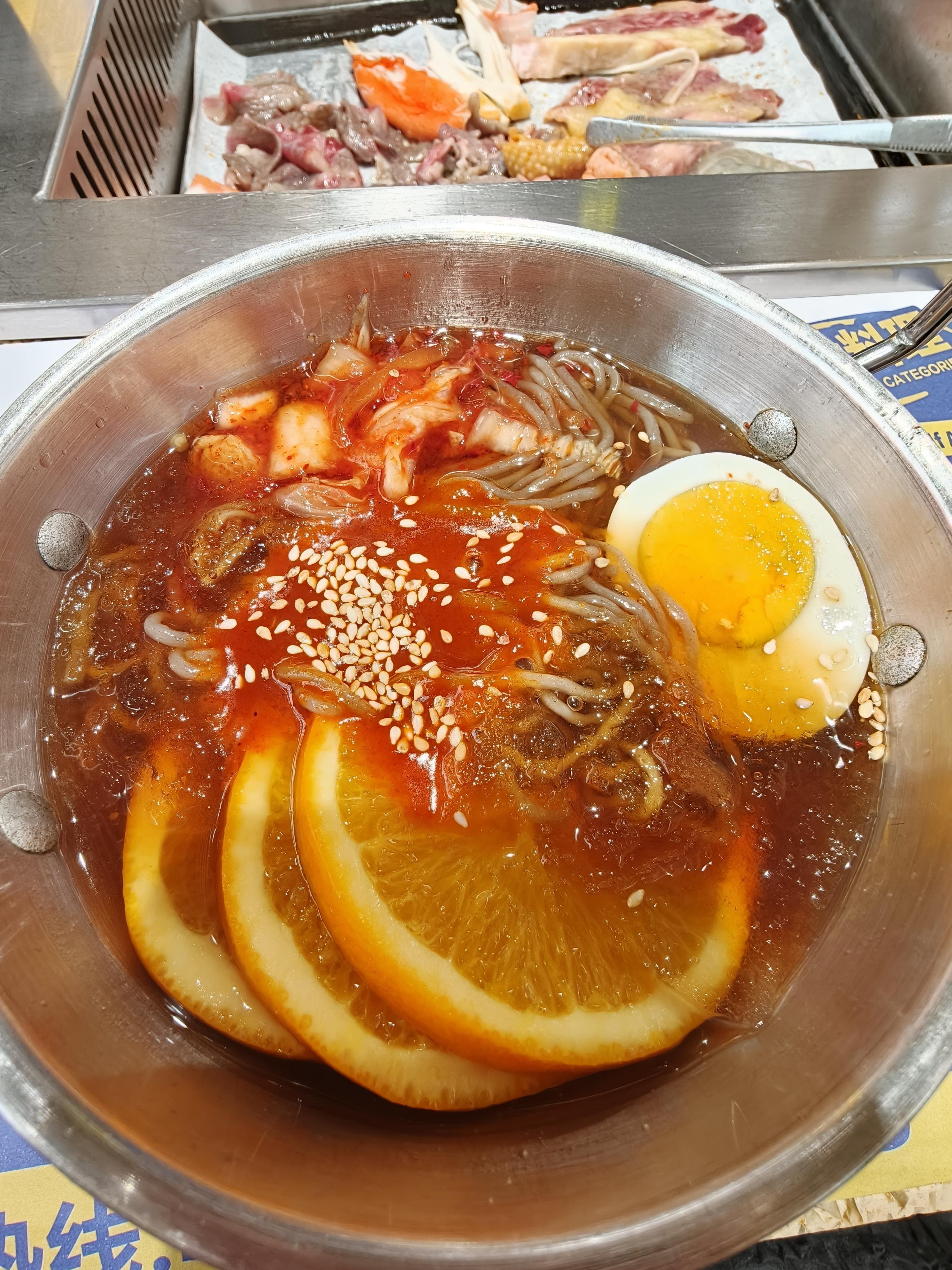 不大合时宜的插播一下烤肉和冷面才是一对cp折耳根和辣白菜是助攻 