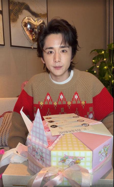 张新成 今天我真没开美颜 直播时张新成突然澄清，跑去确认美颜，模样呆萌又有趣。没