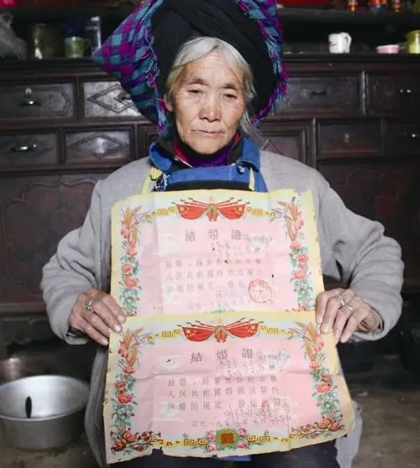 1979年，一位战士壮烈牺牲，妻子拒绝改嫁。没想到，28年后，妻子借了2000元