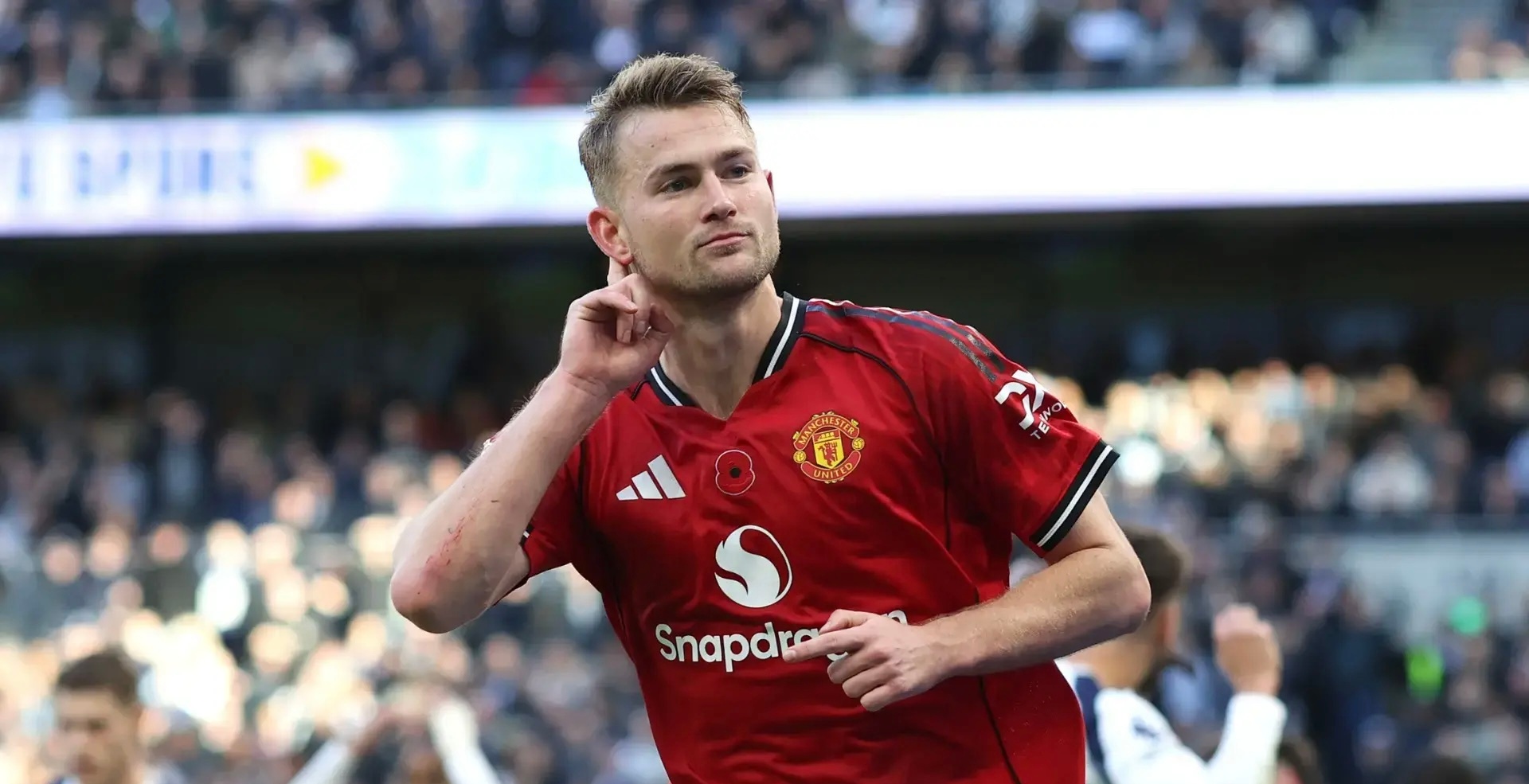 本赛季英超，德利赫特是赢得空中对抗、解围和封堵最多的曼联球员。这样的表现终于让他