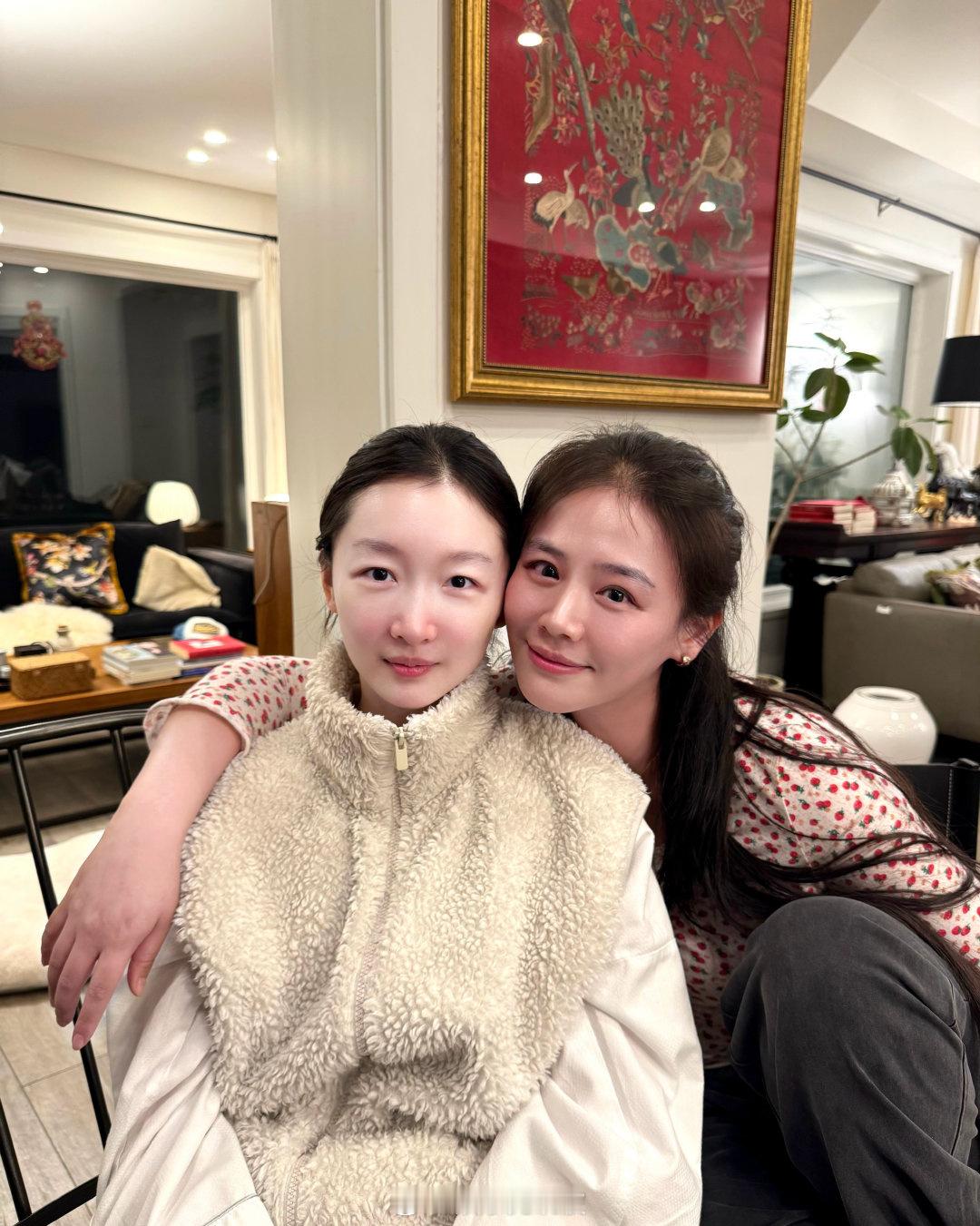 周冬雨晒合照为马思纯庆生生日快乐！周冬雨卡点晒合照为马思纯庆生 ​​​