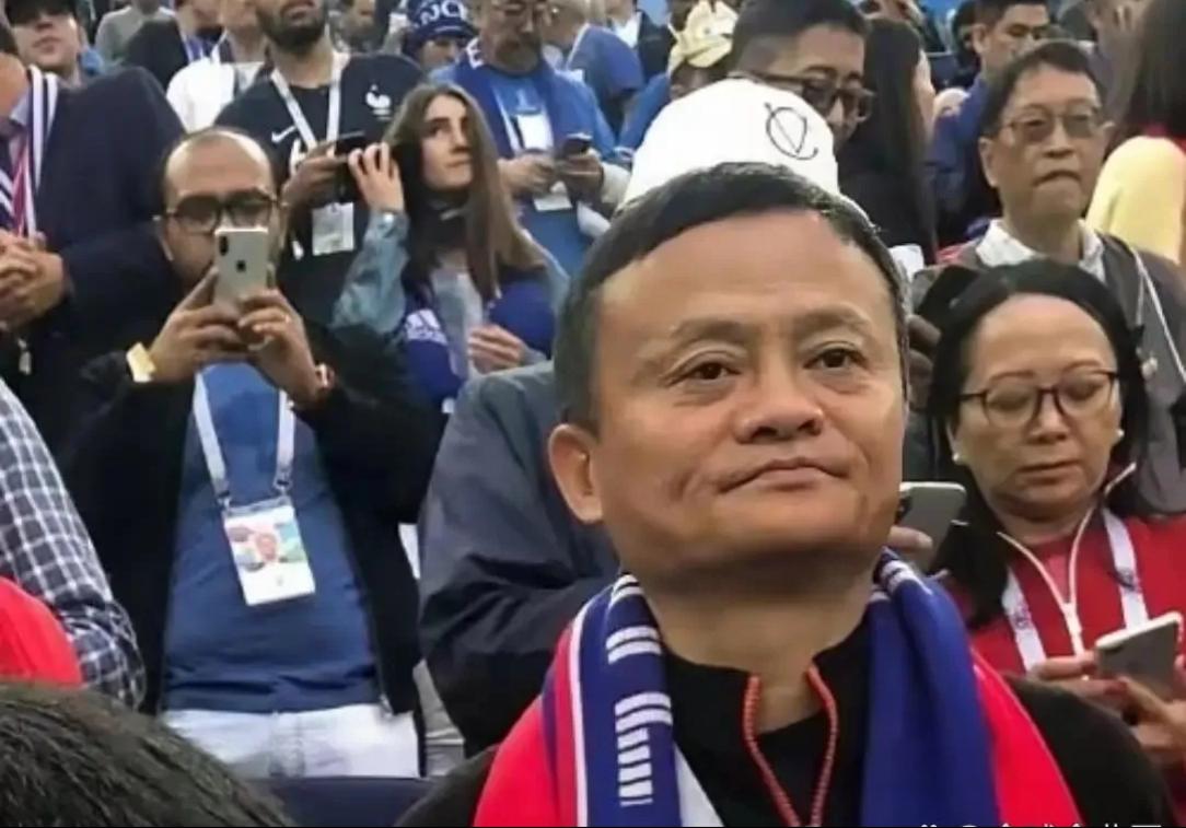 马云远赴美国观看2026世界杯决赛，落座球场高层贵宾专区，身边同行的还有联想集团