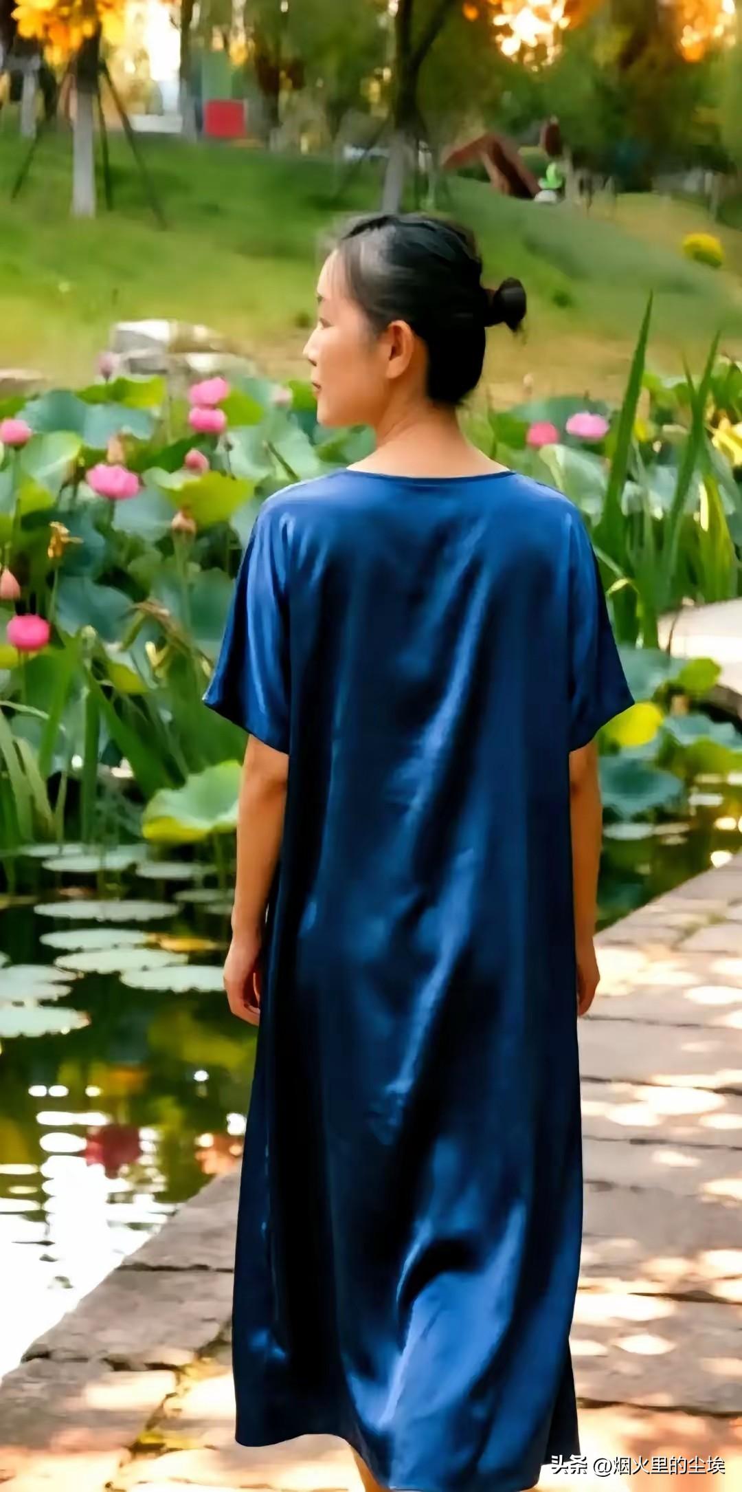 发现没？今年夏天，女人们好像集体“开悟”了。
满大街再也找不着几个拼命吸着肚子、