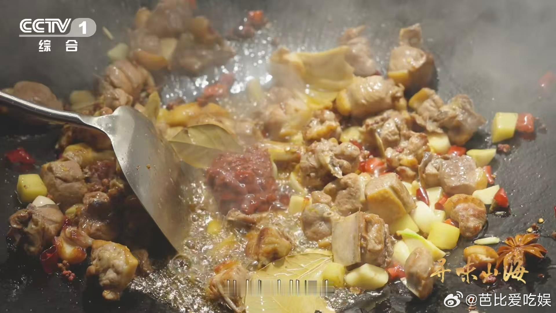 魔芋是怎么变身下饭菜的 🍲想知道魔芋怎么下饭？看恩施魔芋烧鸭就够了！土鸭块炒至