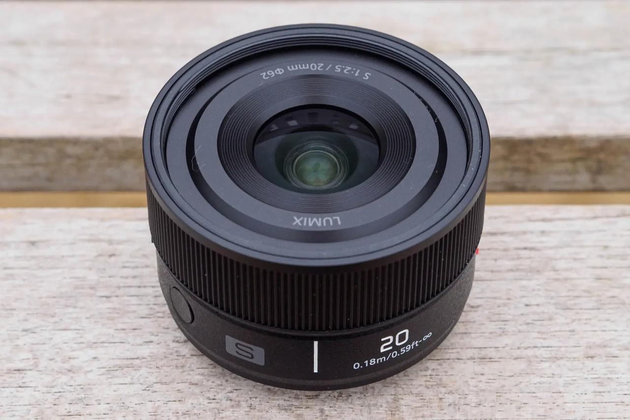 松下20mmF2.5补全L卡口轻量化线。松下正式发布L卡口全画幅超广角定焦镜头L