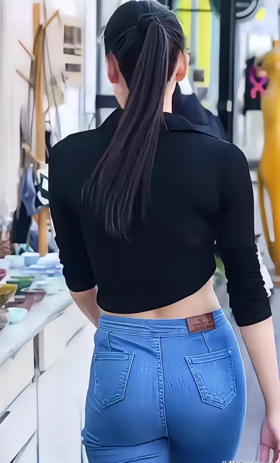 黑上衣配蓝牛仔，老掉牙了？2025年这组搭配，裤脚多放长三公分，直接从地摊货变秀