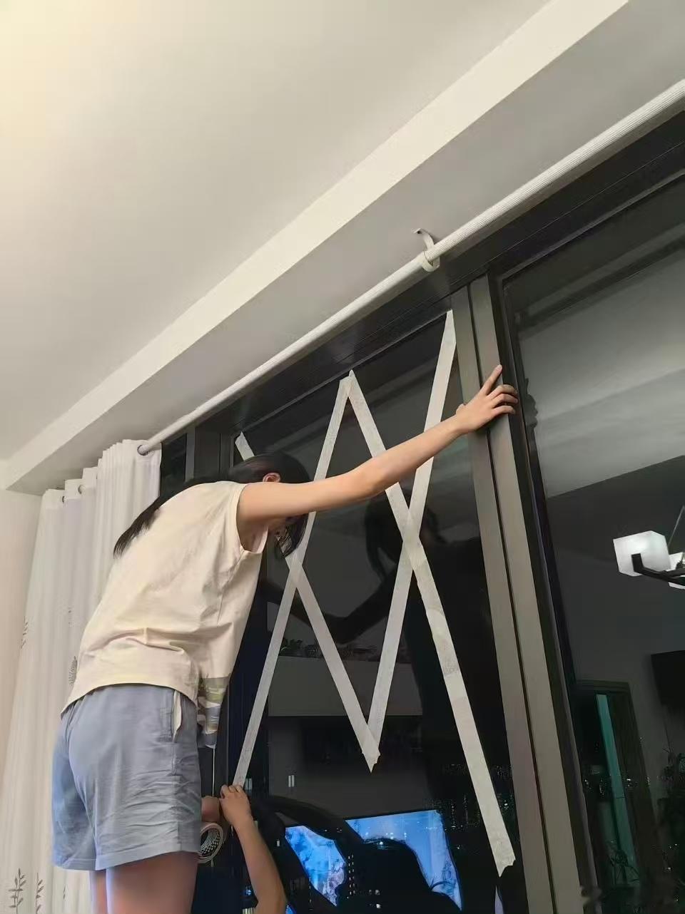 港星李若彤连夜防台风！
桦加沙要来了，这次连港星李若彤都被吓到，全家出动连夜贴窗