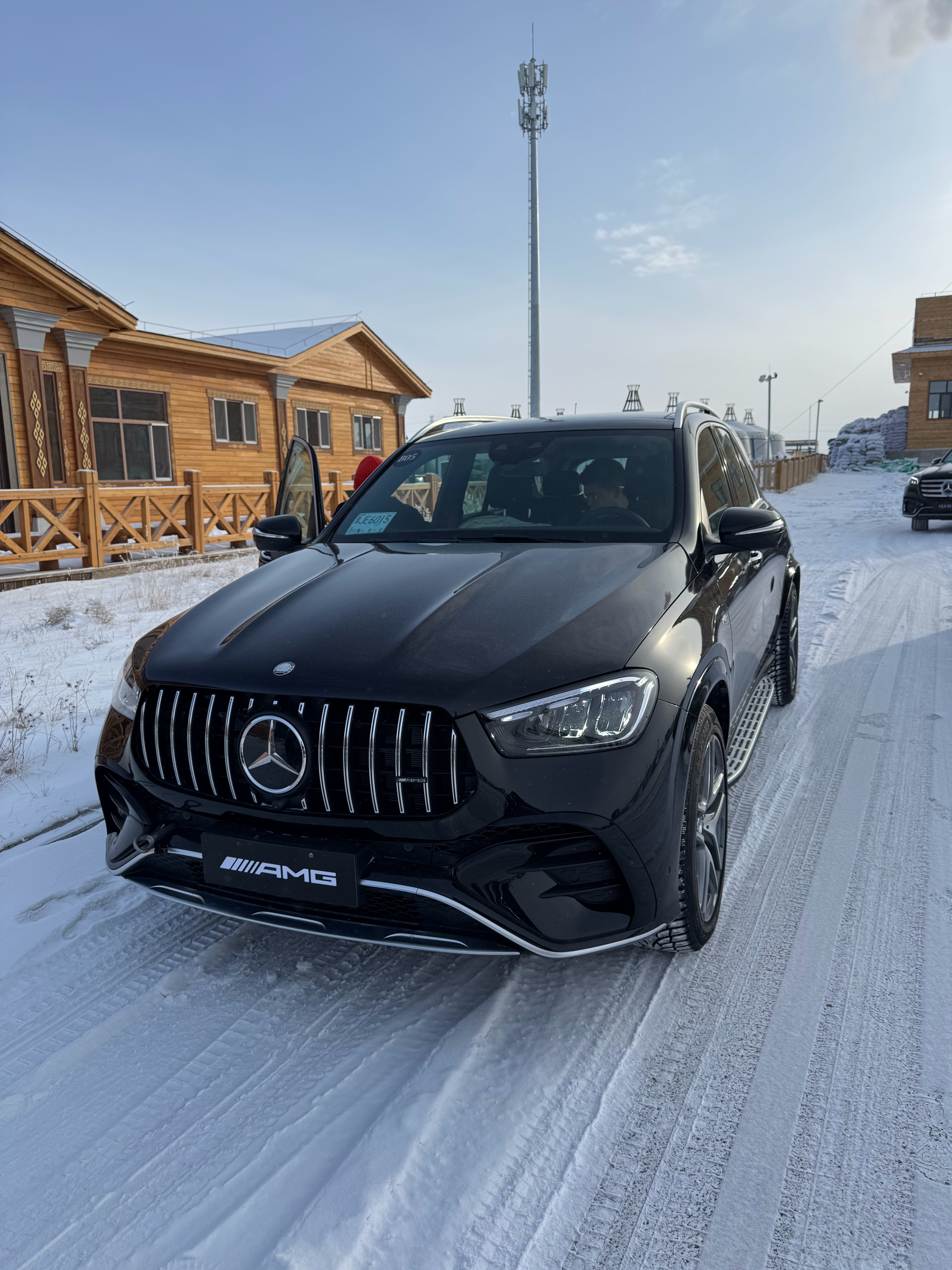 在AMG GLE 53后排干活  