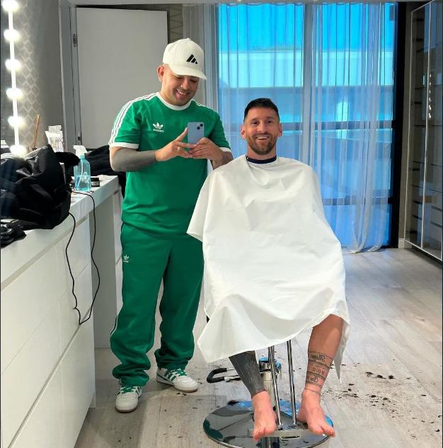 【梅西】光脚不怕穿鞋的！[偷笑]有能耐，你也来学我，剃头必须这样。[笑哭][笑哭