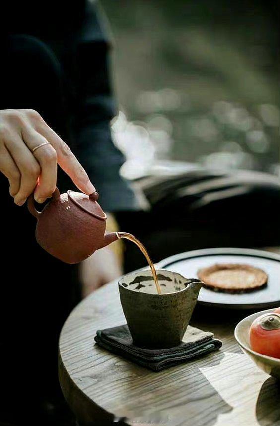 聪明人，一辈子，三不说：背后不说闲话、人前不说狂话、遇事不说怨话。 ​​​