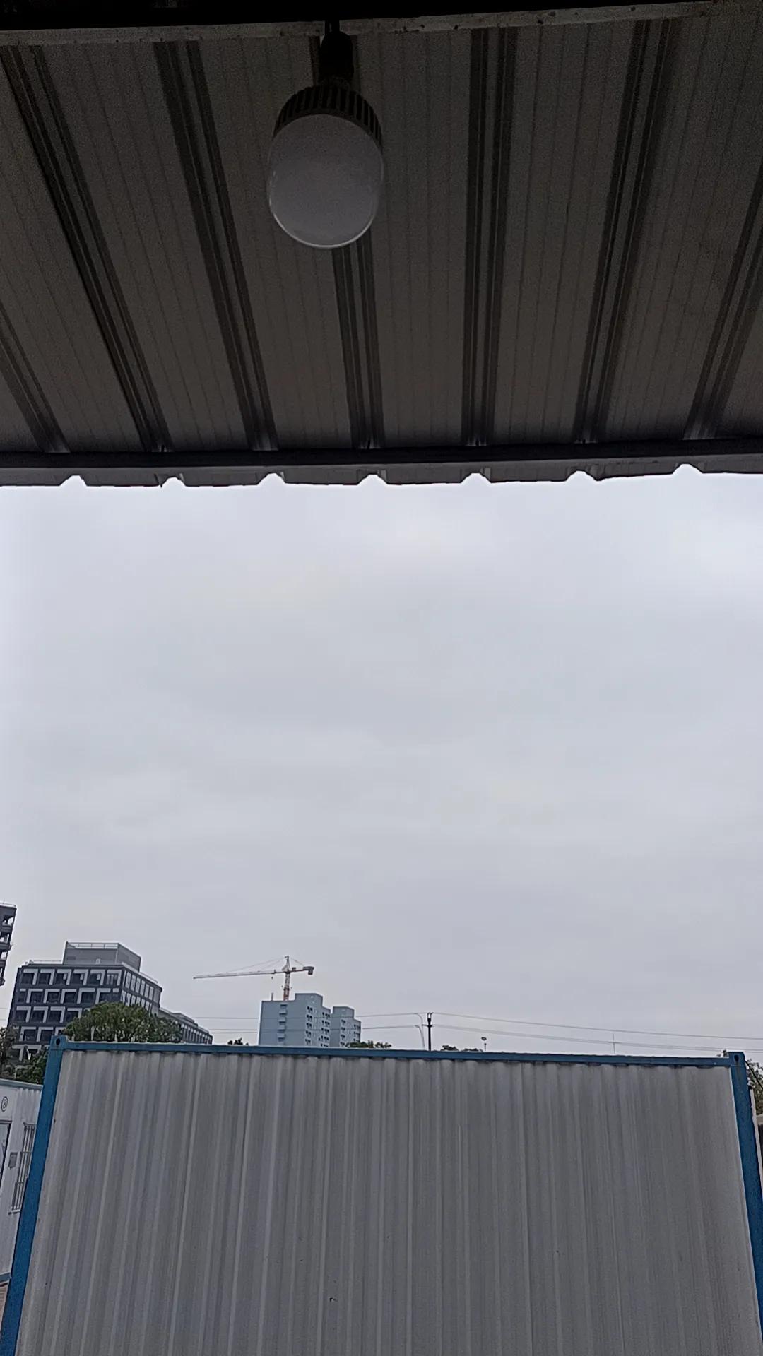 拍一张我的城市美景阴云密布，看着又要下雨了。最好别下，我下班后还要去打球。