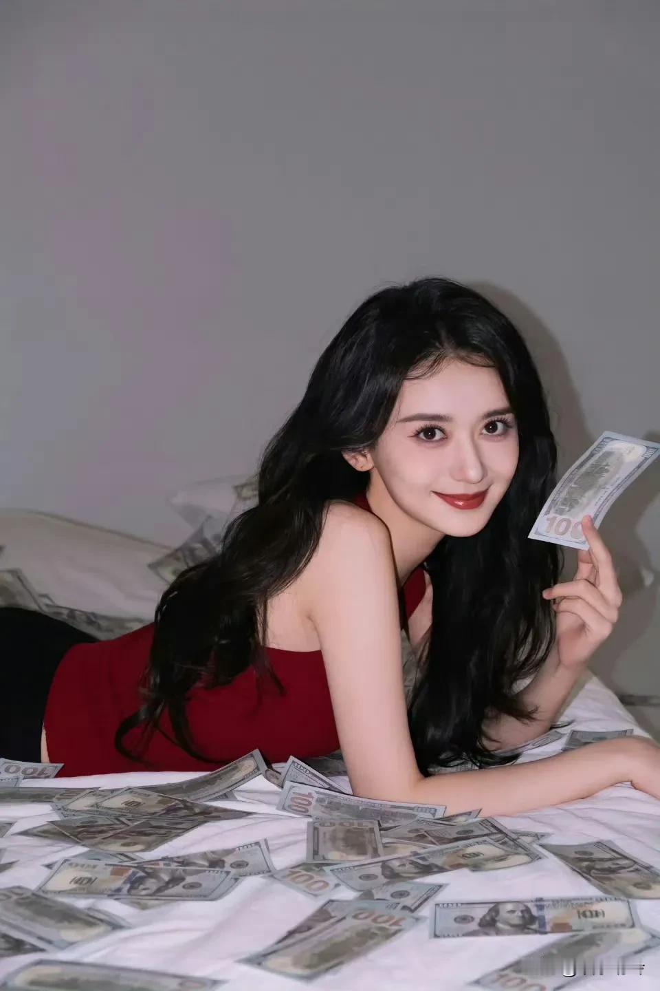 徐梓钧这三个字是她的真名吗？如果是真名，养育她的父母会怎么想？疼爱他的爷爷奶奶会