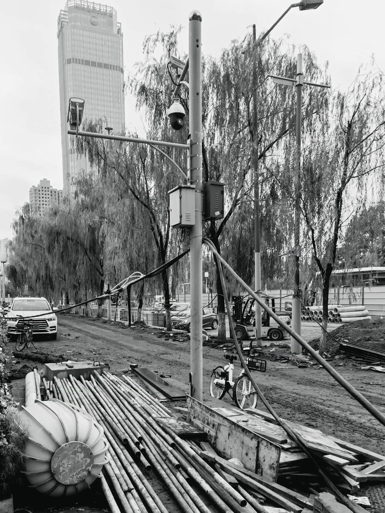  
迎泽大街的维修改造工程以进入尾声，而柳巷南路的改造维修工程还在加紧施工中。虽