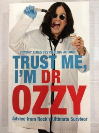 OzzyOsbourne去世啊？！老疯子一路走好戴上耳机，去听一遍他翻唱的 in