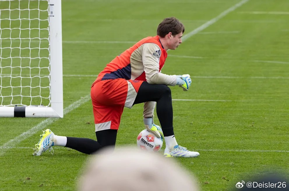 🚨因右膝關節囊受傷而退出國家隊的門將喬納斯·烏爾比希，在缺席七天后重返球隊訓練