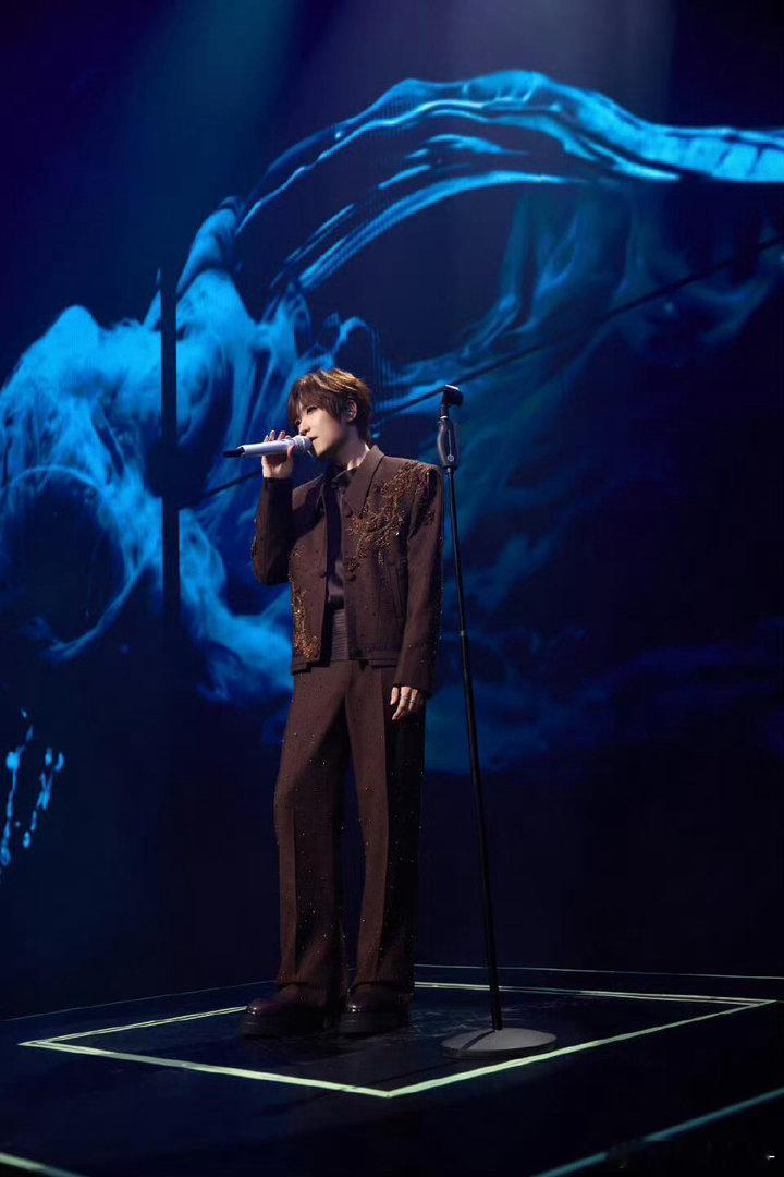 徐良还是当年足够火徐良演唱会沉浸式文艺复兴 现场有很多人是第一次看他的演唱会，但