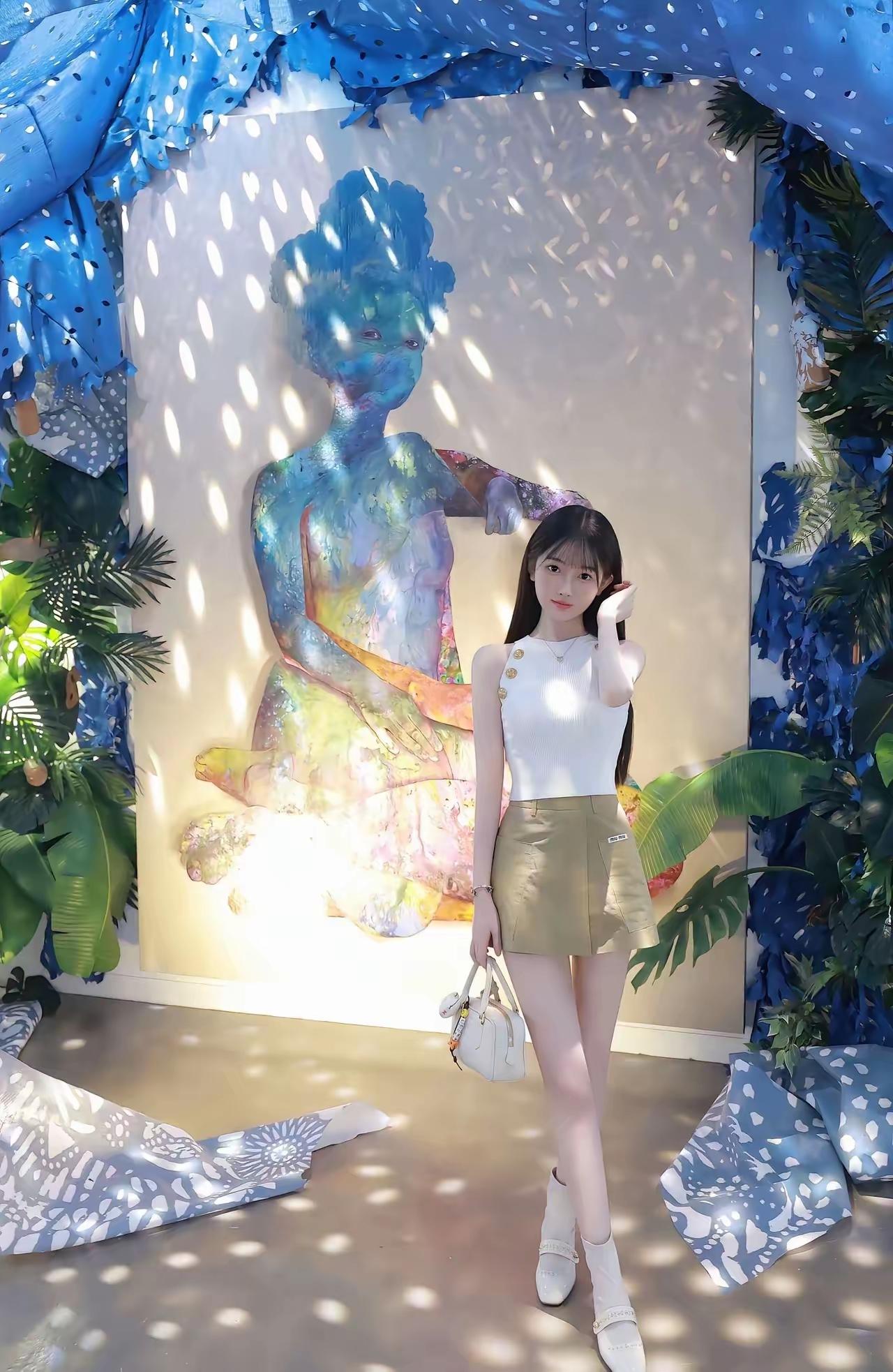 闯入一片克莱因蓝的艺术秘境，阳光透过蓝绸洒下斑驳光影，白衫卡其裙与艺术画作撞个满