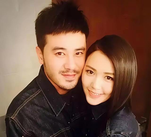 谭维维与陈亦飞合照，女强男暖，46岁儿女双全的幸福模样。镜头下，二人紧紧依偎，笑