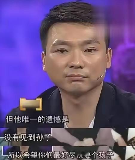 康辉站在母亲遗像前突然蹲下身
双手捂住脸肩膀不停发抖
这个在镜头前从不出错的人