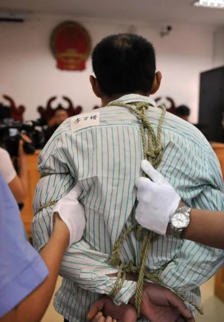 2012年，李万惜即将被押赴刑场，执行死刑，仔细看他被捆绑的成了粽子一样，原来这