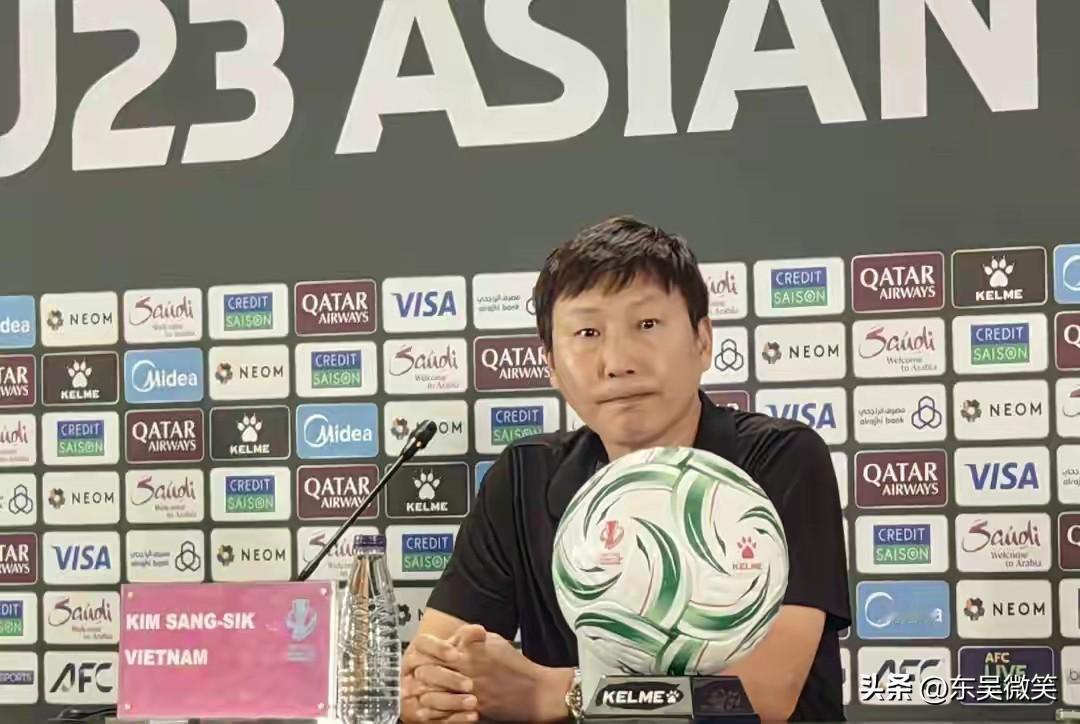 比赛结束后，越南队主教练金相植出席了新闻发布会。
金相植说，祝贺中国队，他们今天