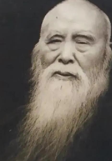 1949年，被迫赴台数月的于右任，冒险飞回重庆打算接走留守的妻女，到了家门口才得